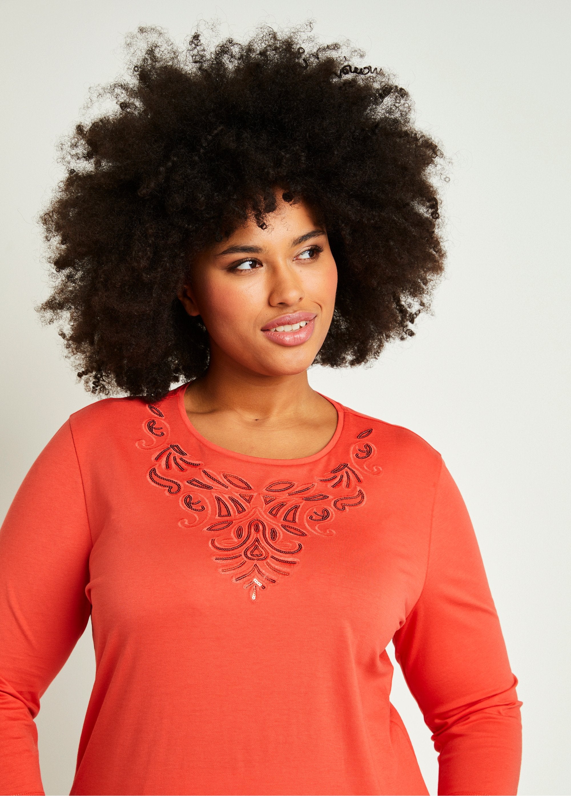 Camiseta_corta_bordada_manga_3/4_naranja_DE1_curvy