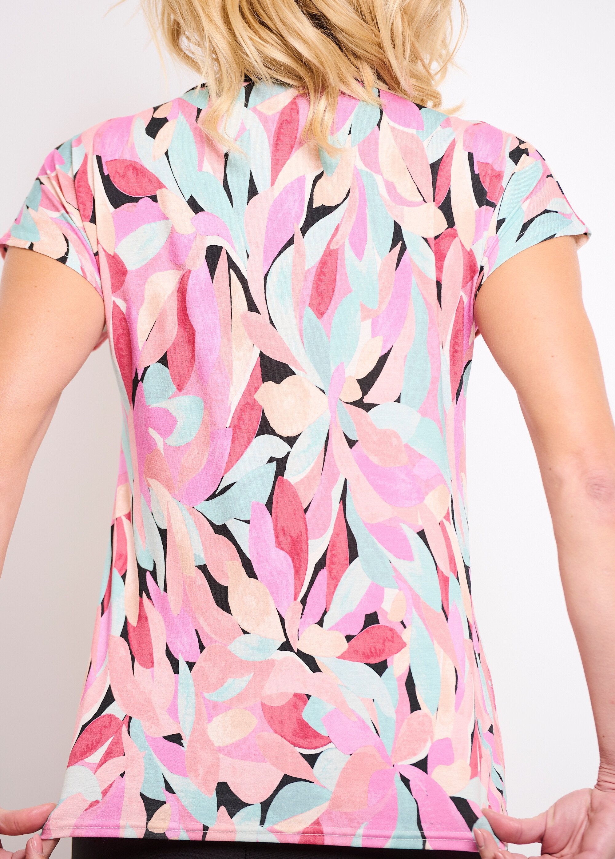 Camiseta_corta_con_cuello_de_pico_y_lazos_con_estampado_floral_Negro_y_salmón_DO2_slim