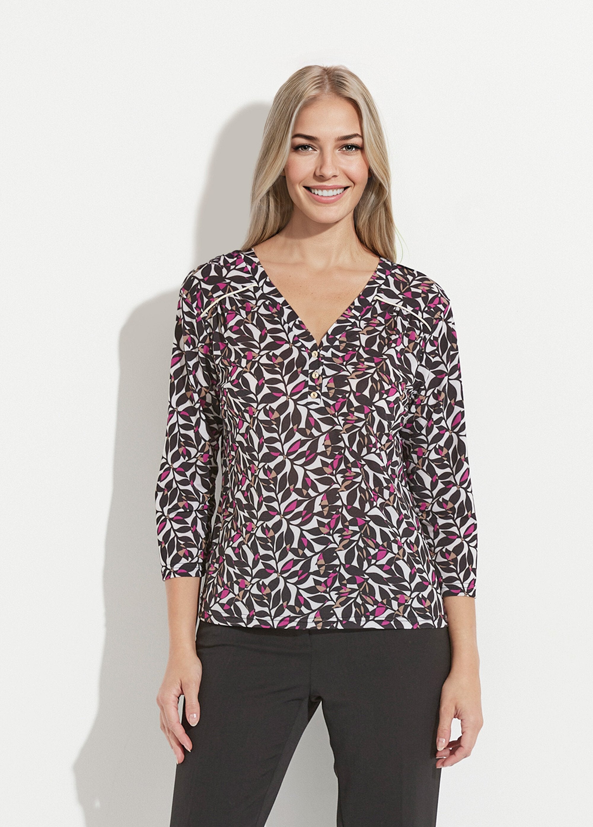 Camiseta_corta_de_cuello_en_V_con_mangas_3/4_y_estampado_de_hojas_Crudo_y_rosa_FA1_slim