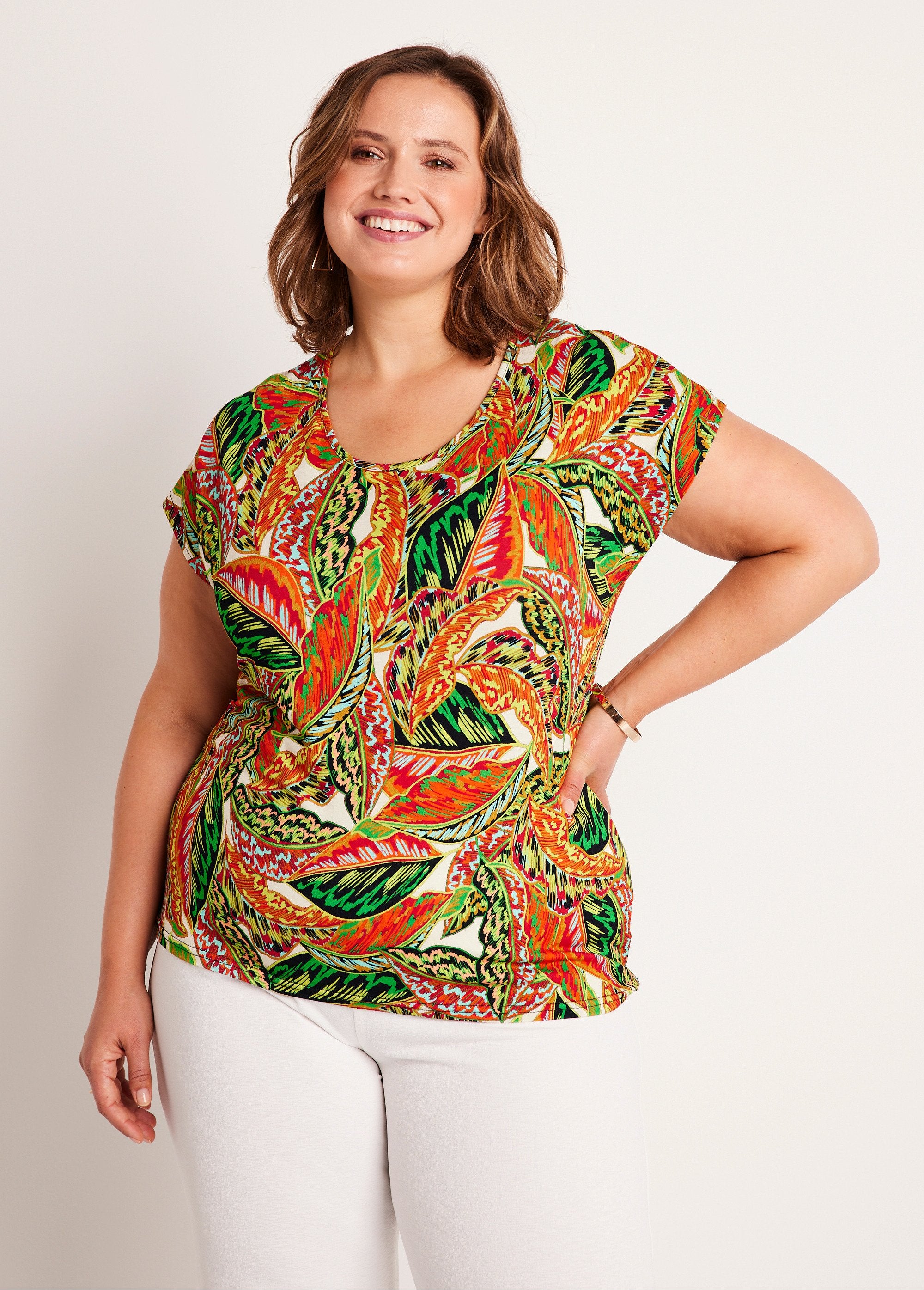 Camiseta_corta_estampado_follaje_Verde_y_rojo_FA1_curvy