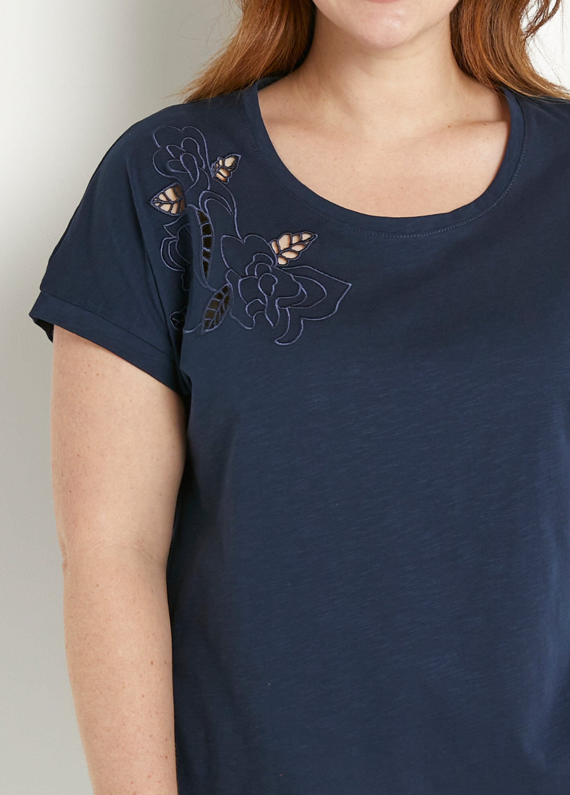 Camiseta_lisa_de_manga_corta_con_bordado_calado_Marina_DE1_curvy