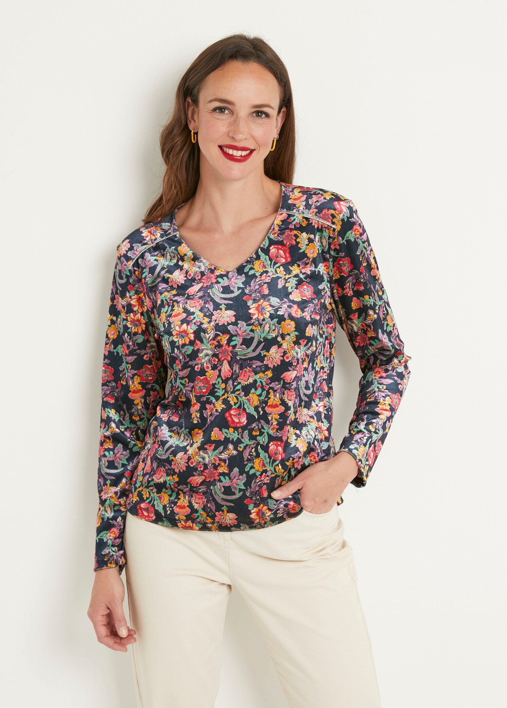 Camiseta_corta_de_terciopelo_floral_con_cuello_en_V_Marine_et_rose_FA1_slim