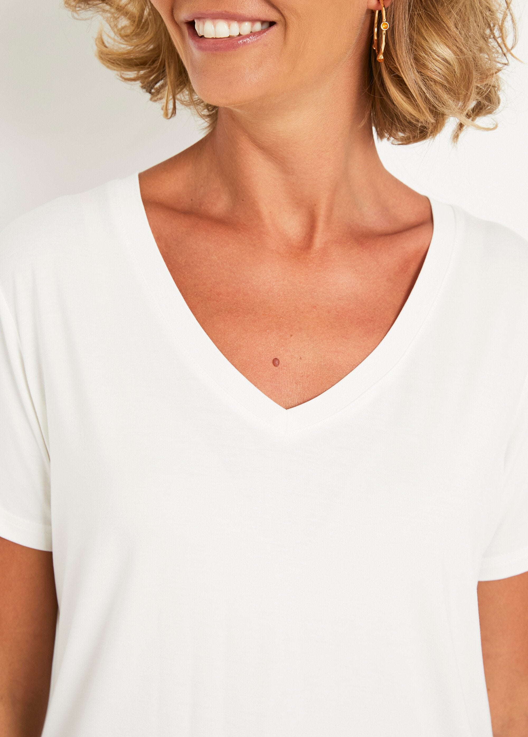 Camiseta_fluida_de_manga_corta_y_cuello_en_V_Blanco,_Blanca_DE1_slim