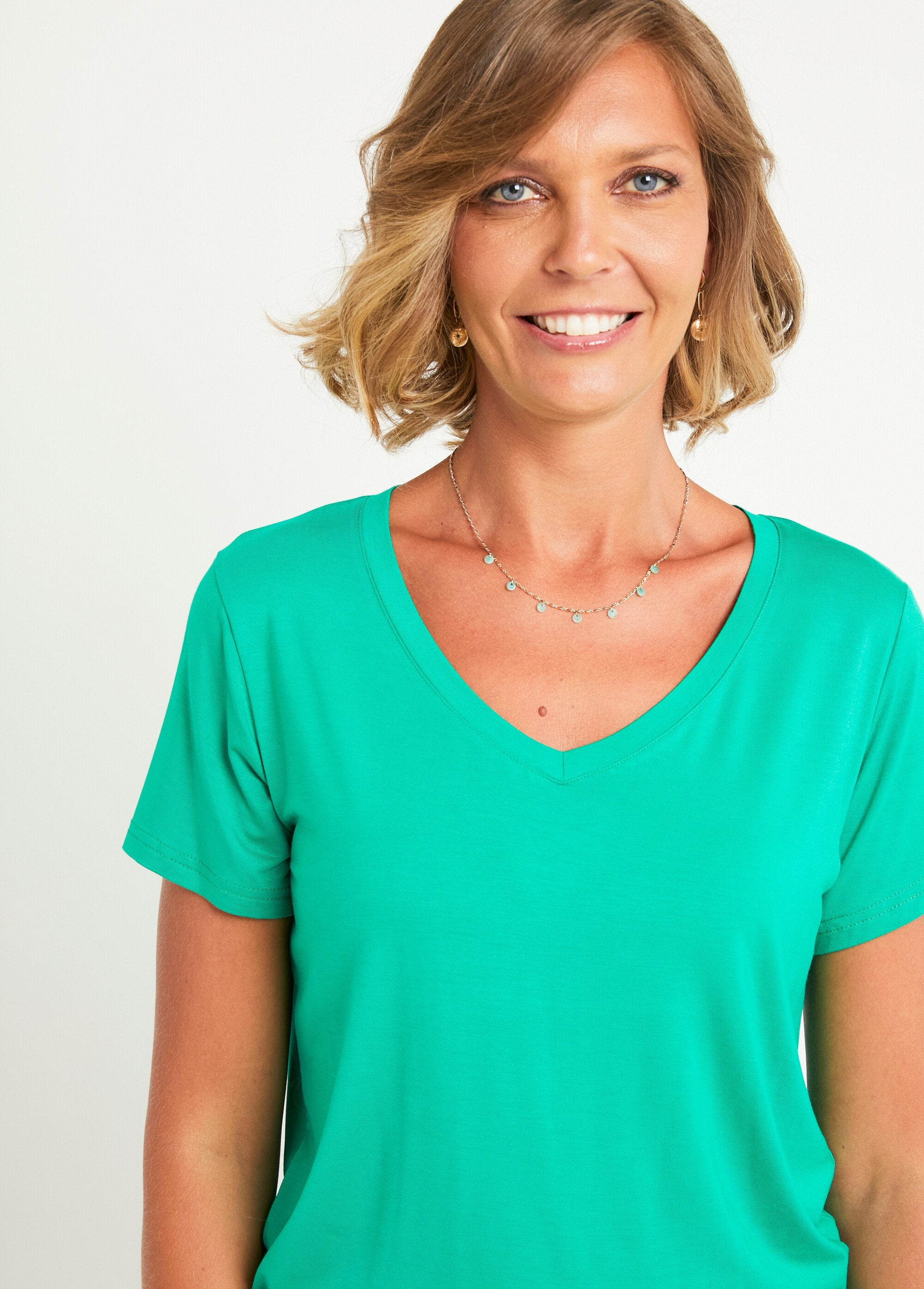 Camiseta_fluida_de_manga_corta_y_cuello_en_V_verde_brillante_DE1_slim