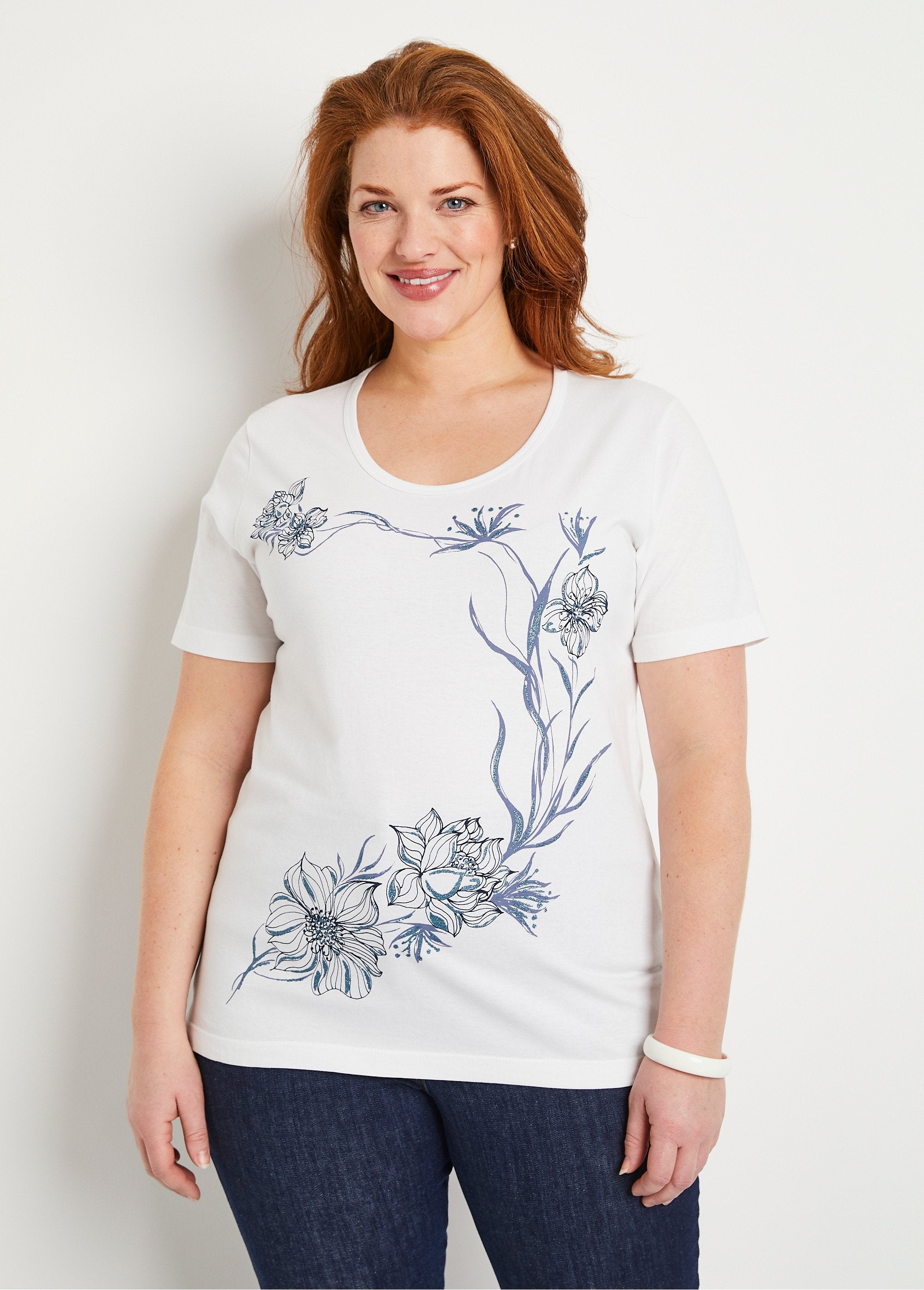 Camiseta_escote_redondo_estampado_flores_Fondo_blanco_FA1_curvy