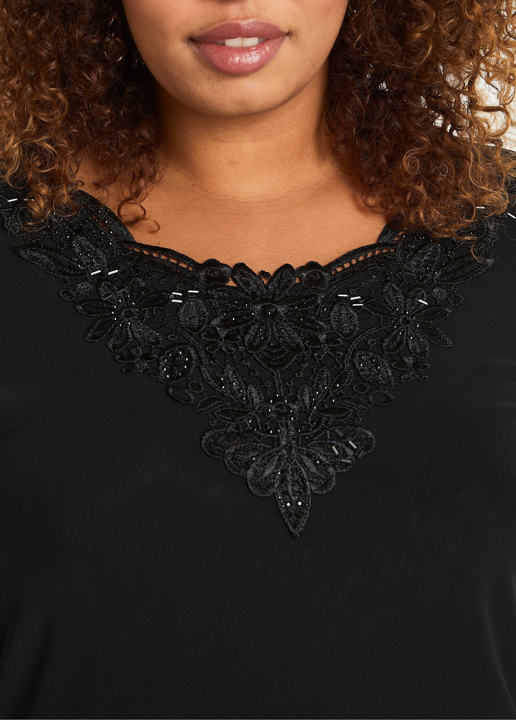 Camiseta_larga_holgada_de_rejilla_bordada_Negro_DE2_curvy