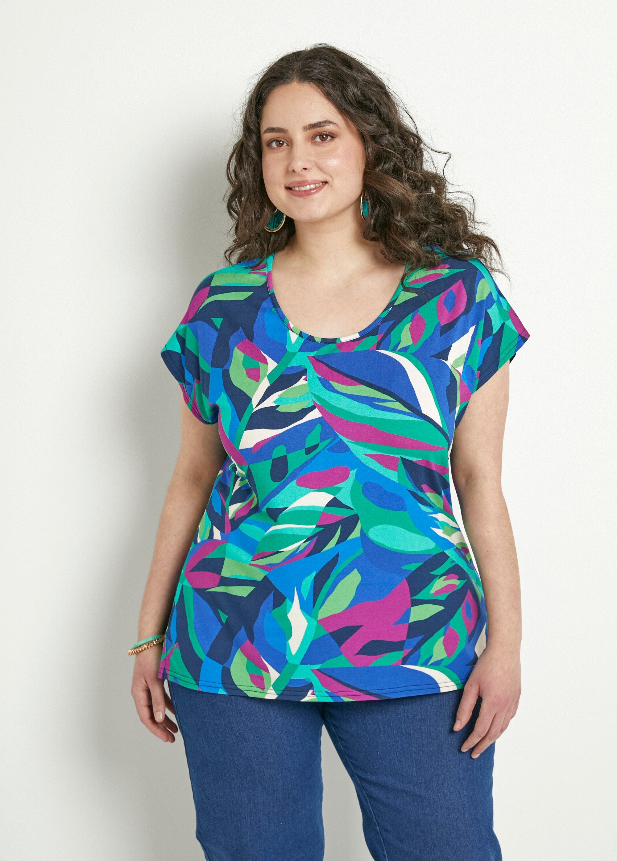 Camiseta_larga_lisa_o_estampada_de_cuello_redondo_y_manga_corta_Multicolor_FA1_curvy