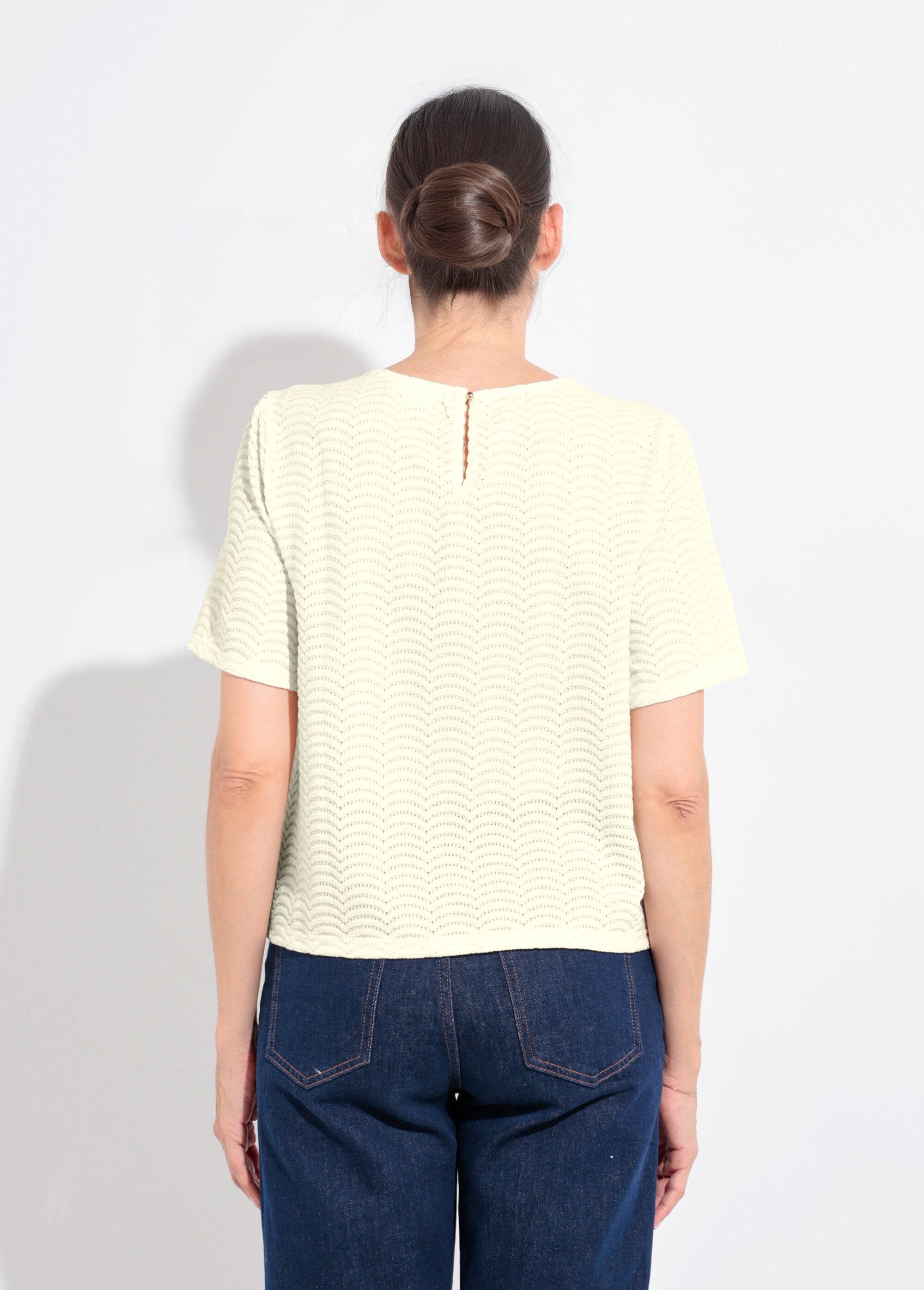 Camiseta_de_malla_con_estampado_de_escamas_en_relieve_Beige_DO1_slim