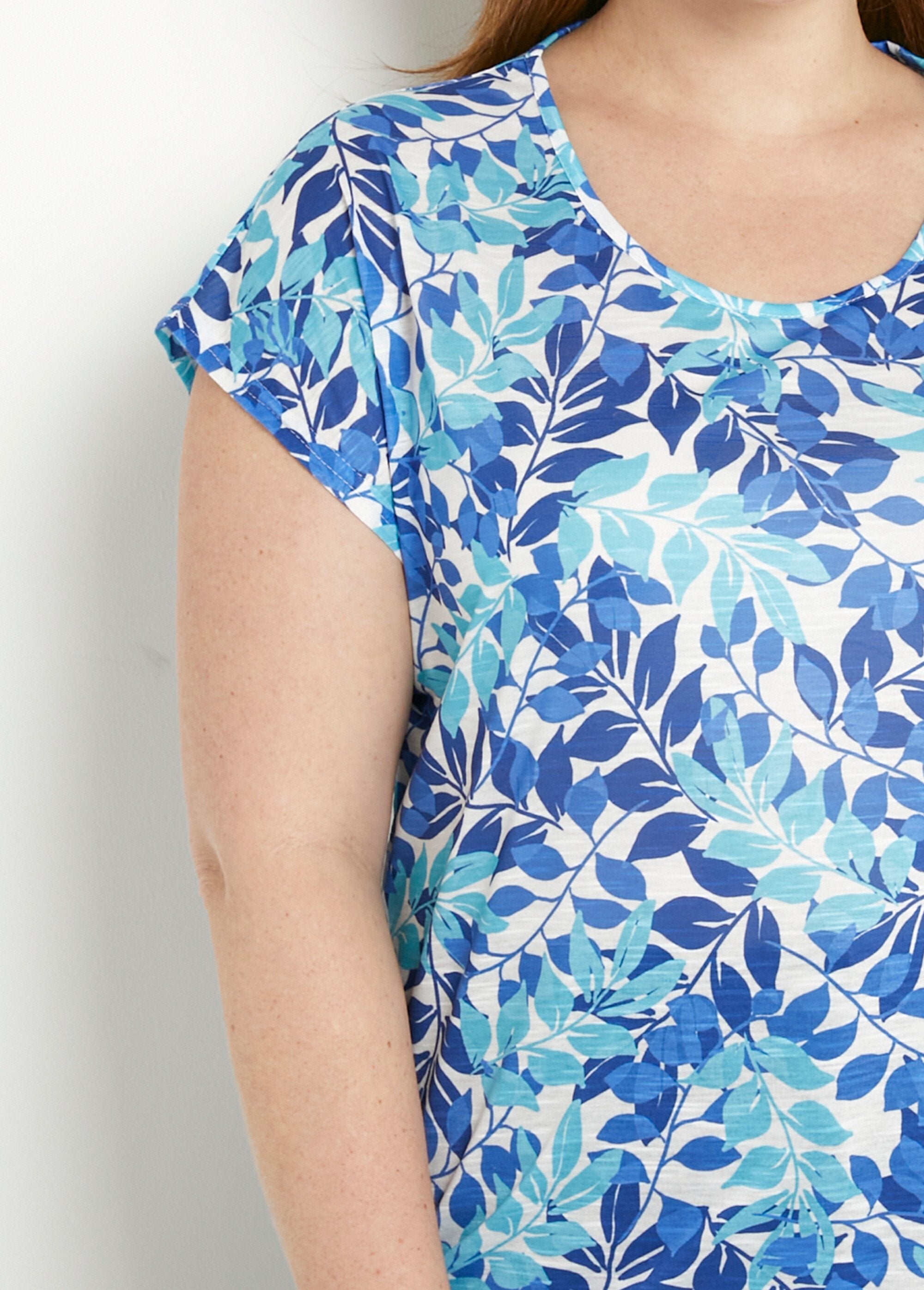 Camiseta_de_manga_corta_con_estampado_de_follaje_y_cuello_redondo_Azul_y_aguamarina_DE1_curvy