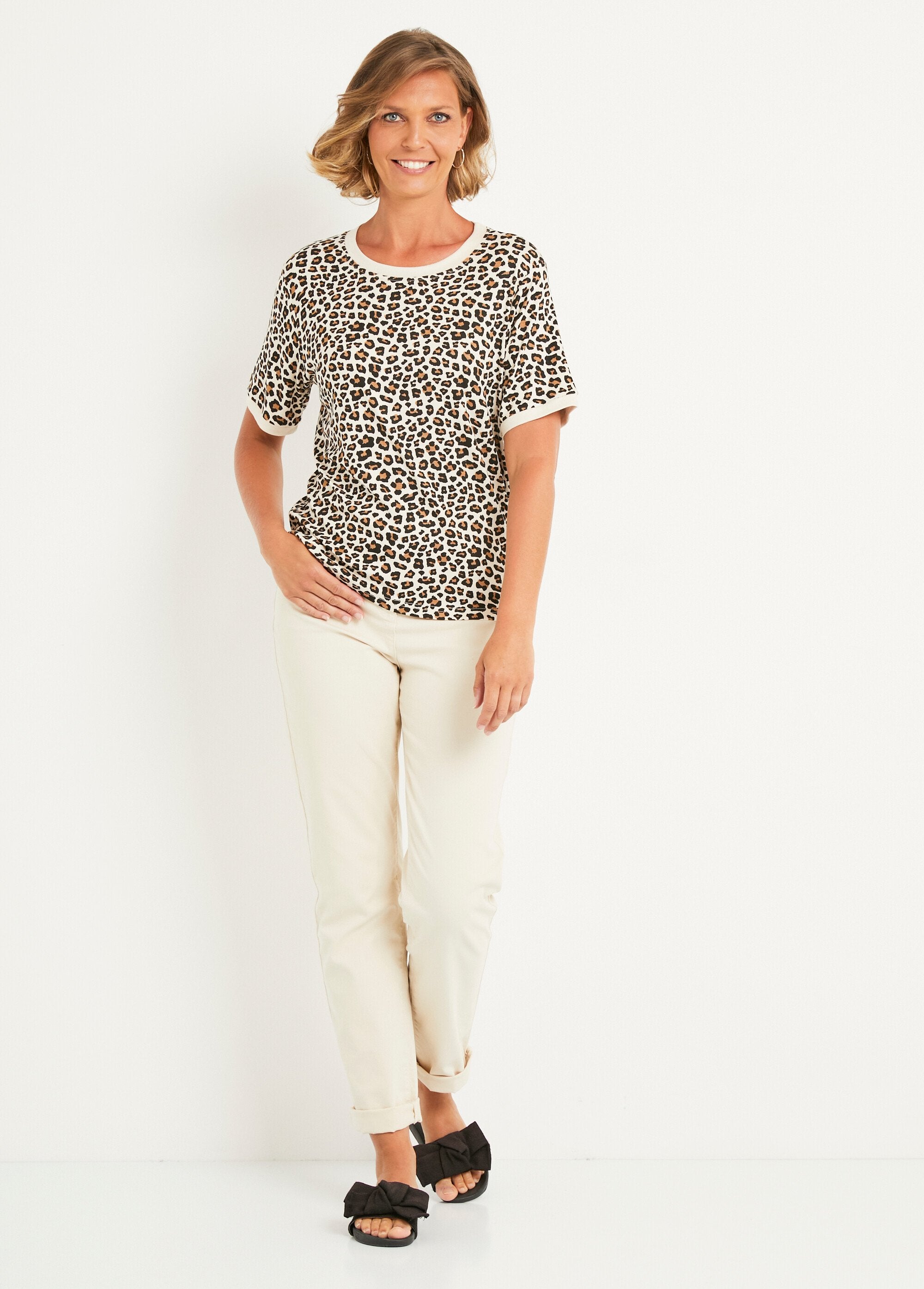 Camiseta_de_manga_corta_con_estampado_de_leopardo_Crudo_y_negro_SF1_slim