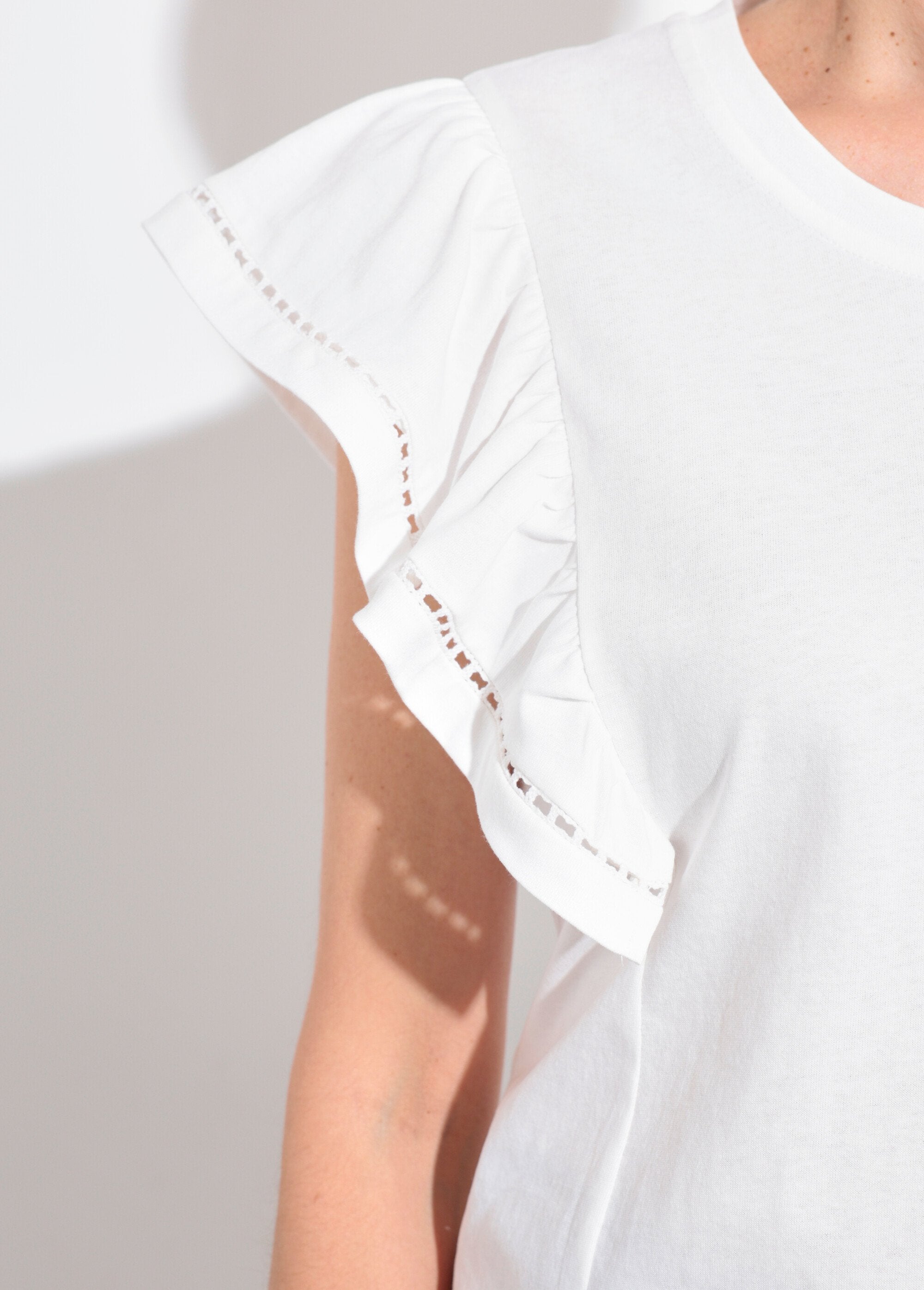 Camiseta_de_manga_corta_con_volantes_calados_Blanco,_Blanca_DE2_slim