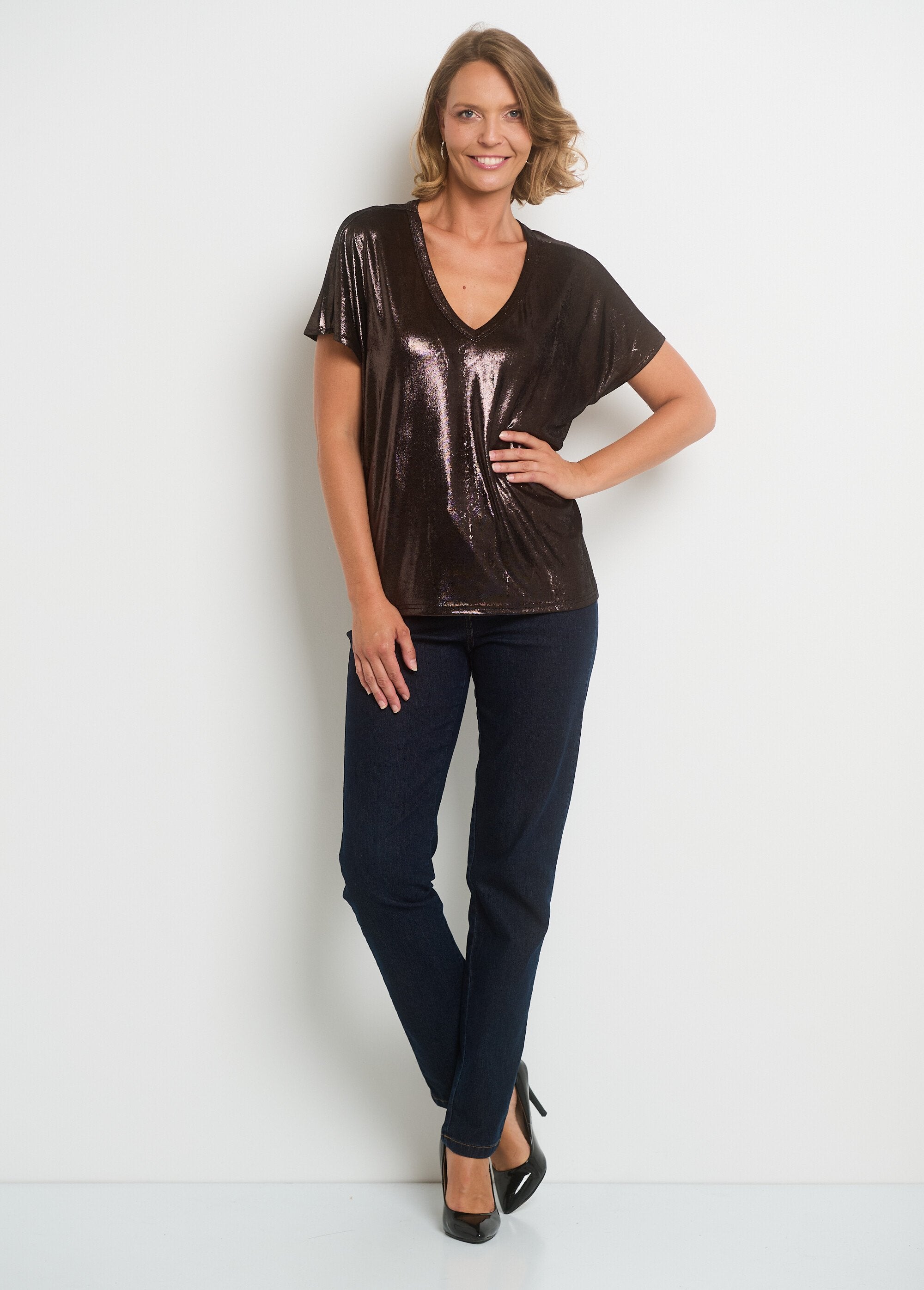 Camiseta_metalizada_con_cuello_en_V_y_mangas_caídas_Negro_SF1_slim