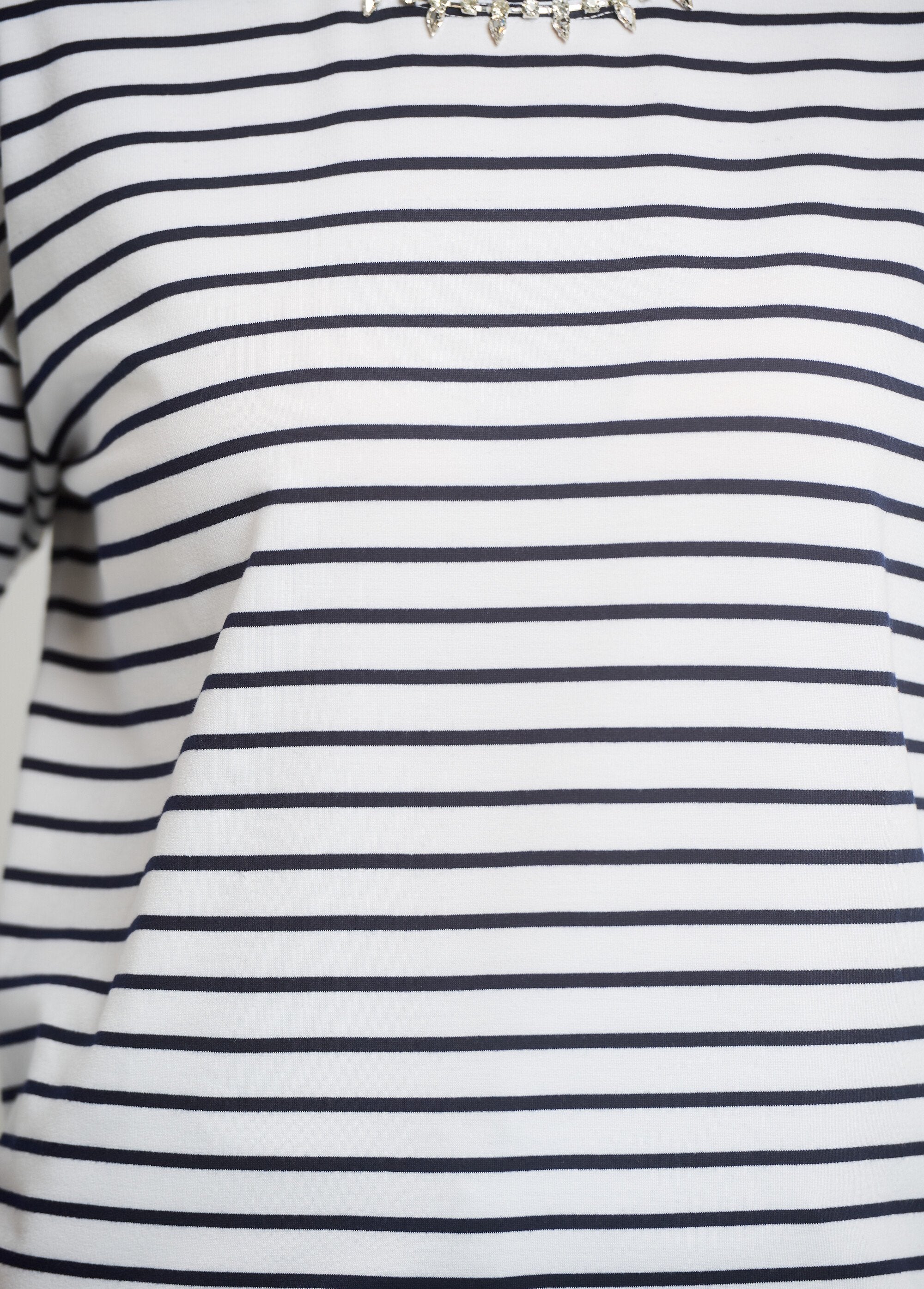 Camiseta_de_rayas_con_escote_de_strass_Rayas_blancas_DE2_slim