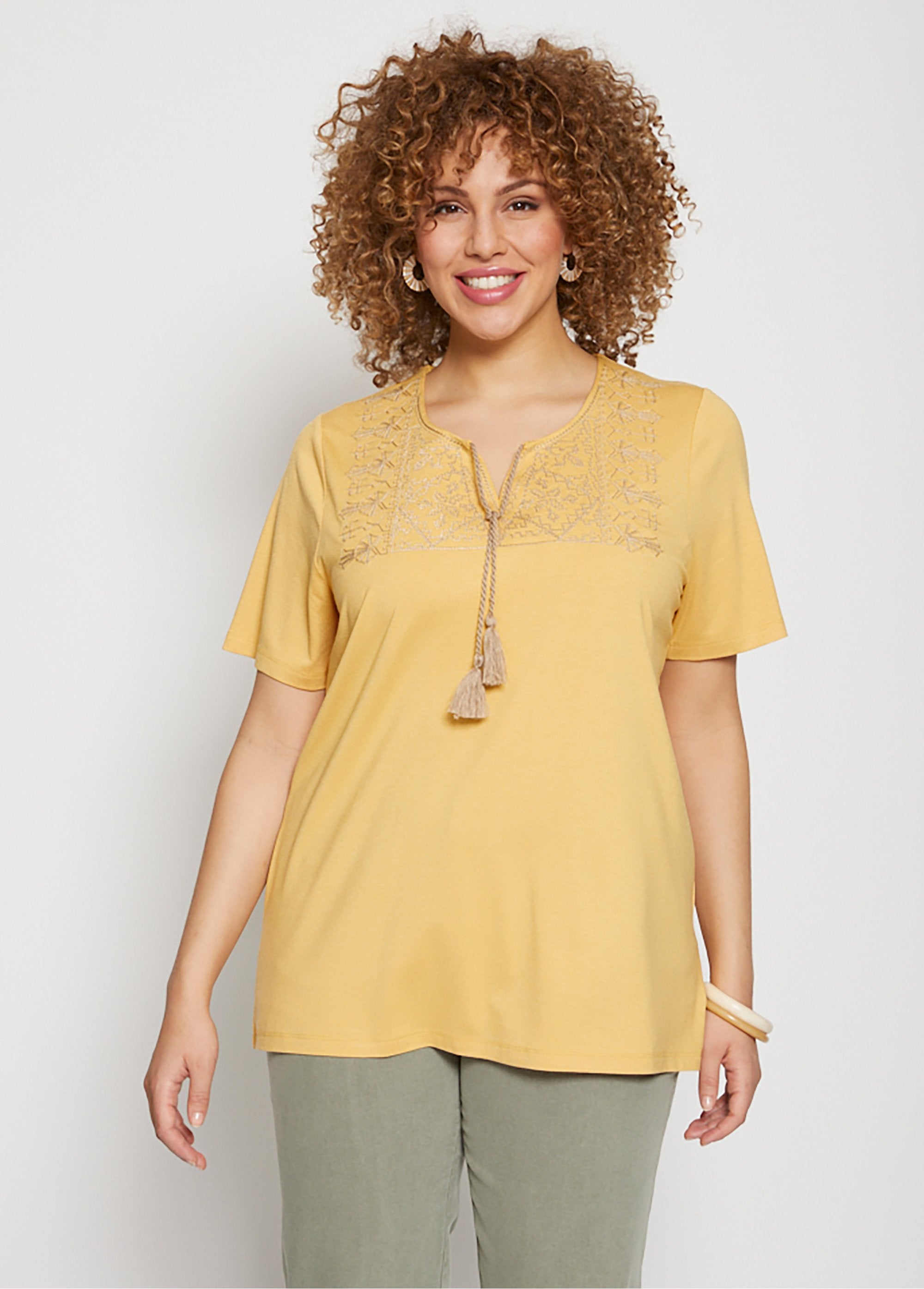 Camiseta_con_pompones_bordados_y_anudados_rectos_AMARILLO_FA1_curvy