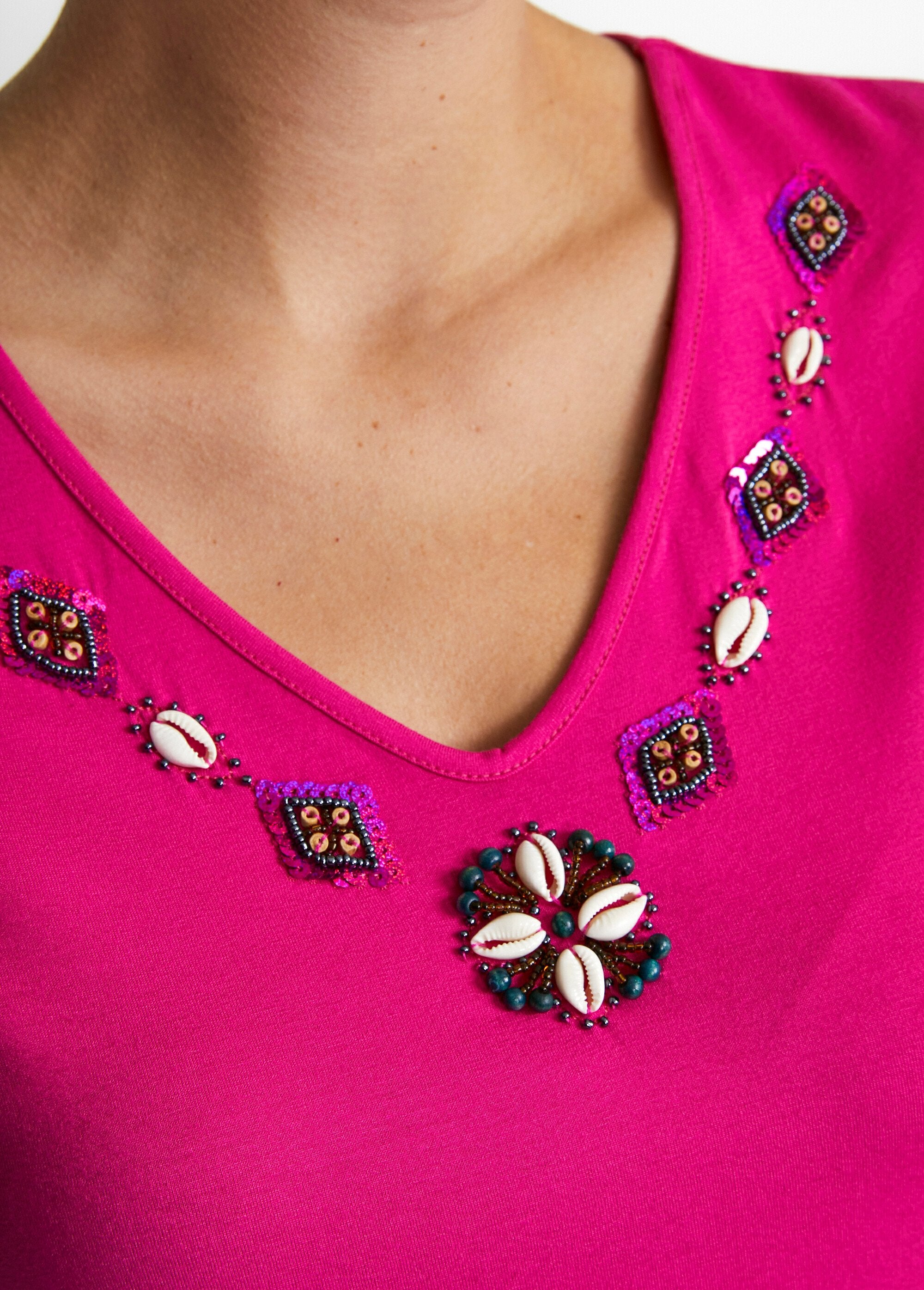 Camiseta_joya_larga_con_cuello_en_V_Fucsia_DE4_slim