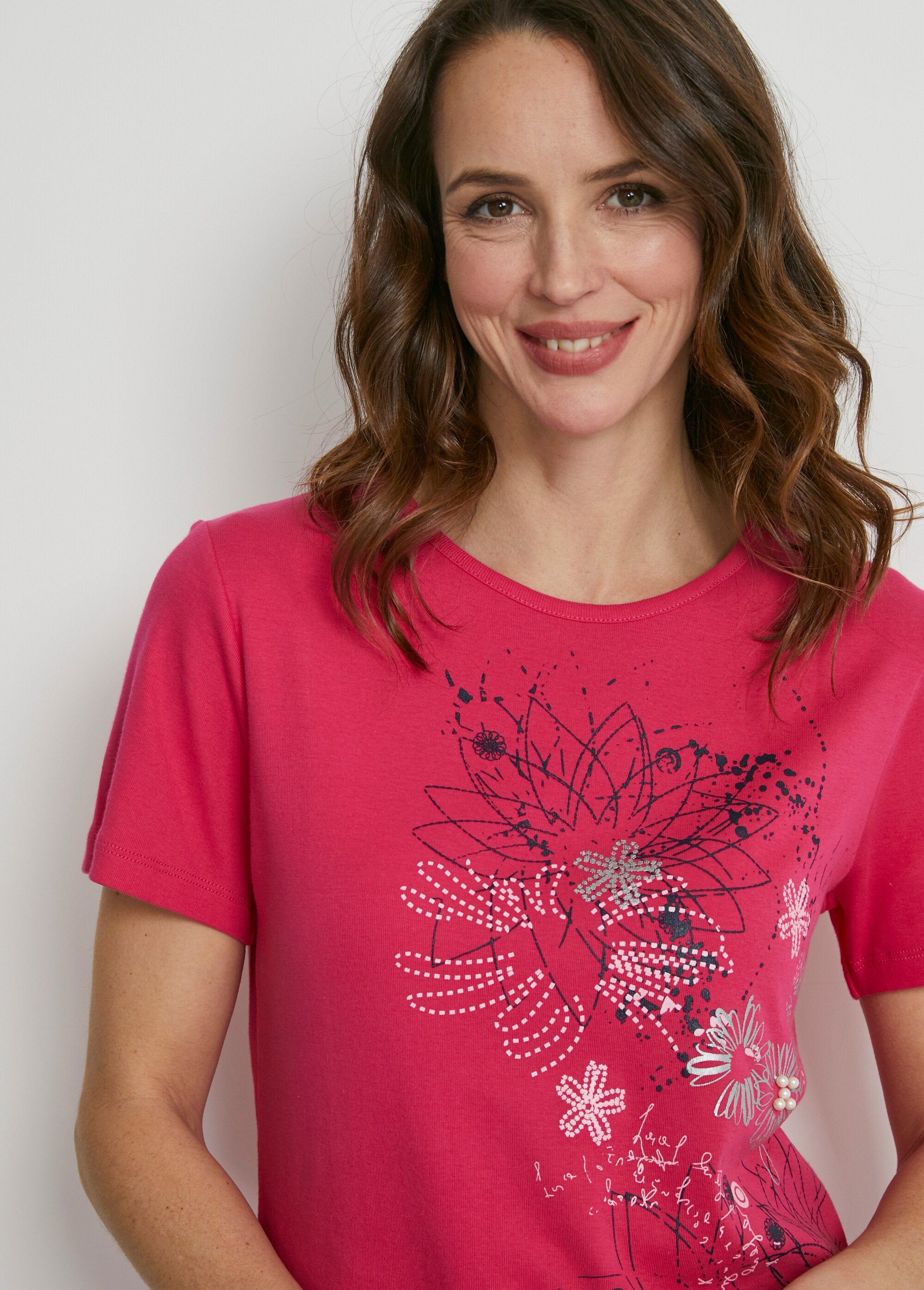 Camiseta_larga_de_estampado_floral_con_aberturas_laterales_Fucsia_DE1_slim