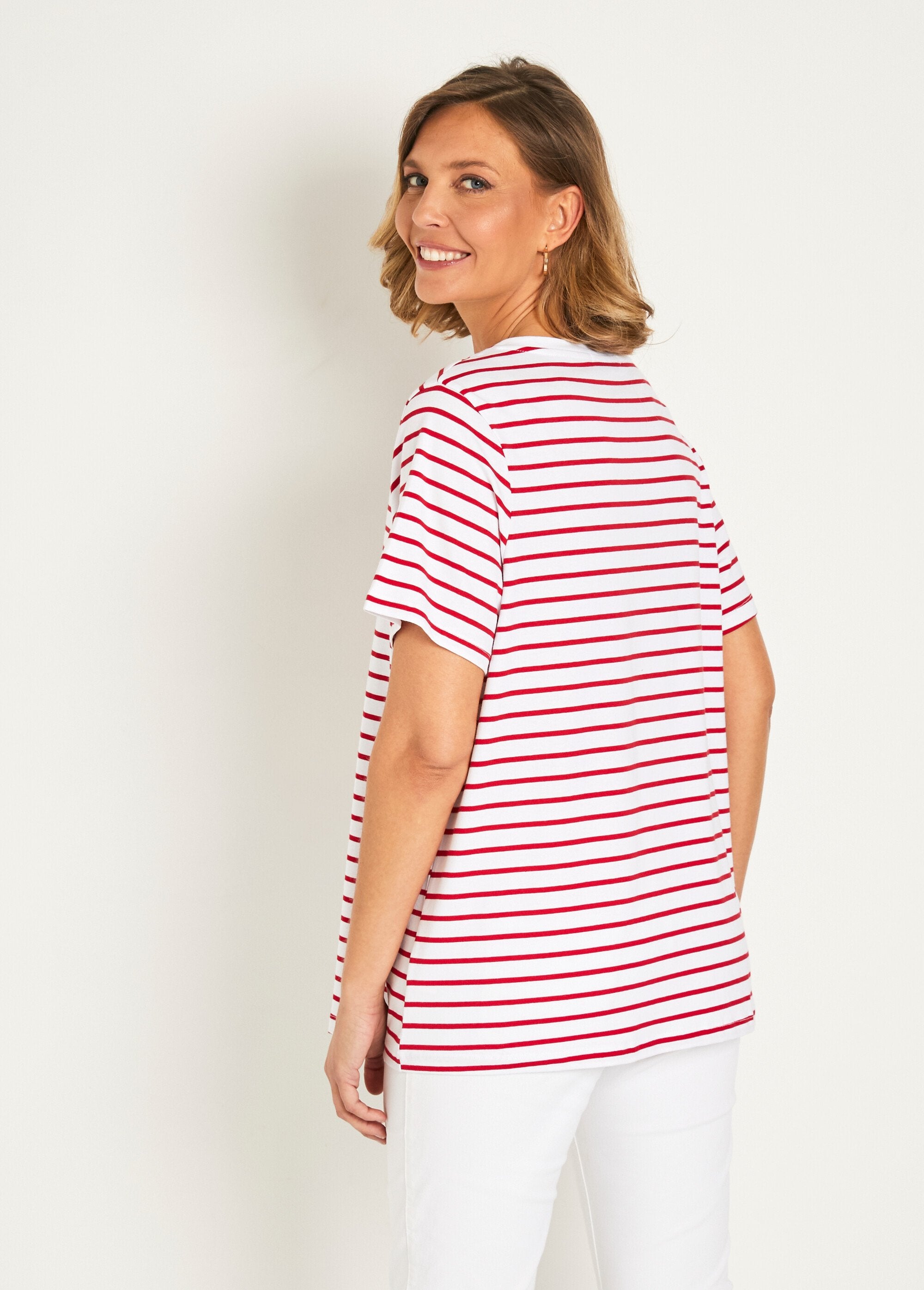 Camiseta_de_rayas_con_cuello_en_V_y_bordado_de_corazón_Raya_roja_DO1_slim