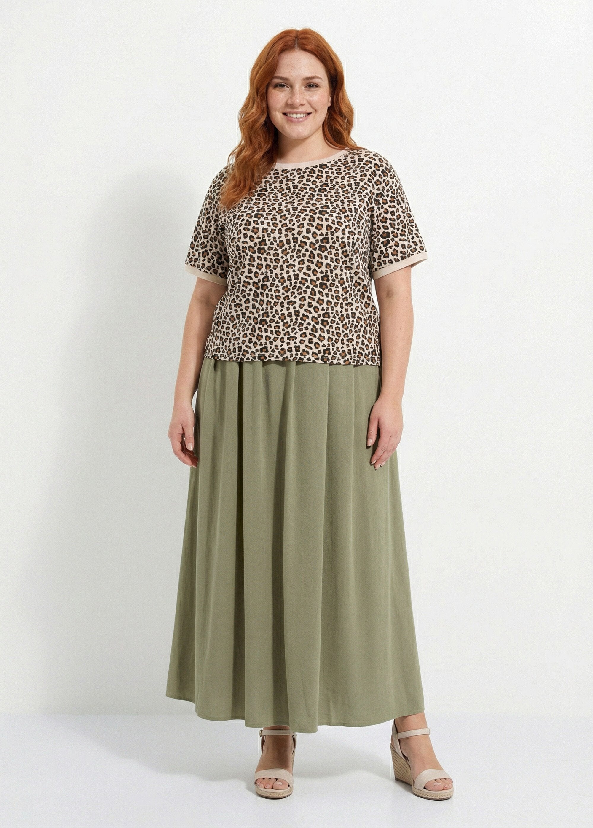 Camiseta_de_manga_corta_con_estampado_de_leopardo_Leopardo_SF1_curvy