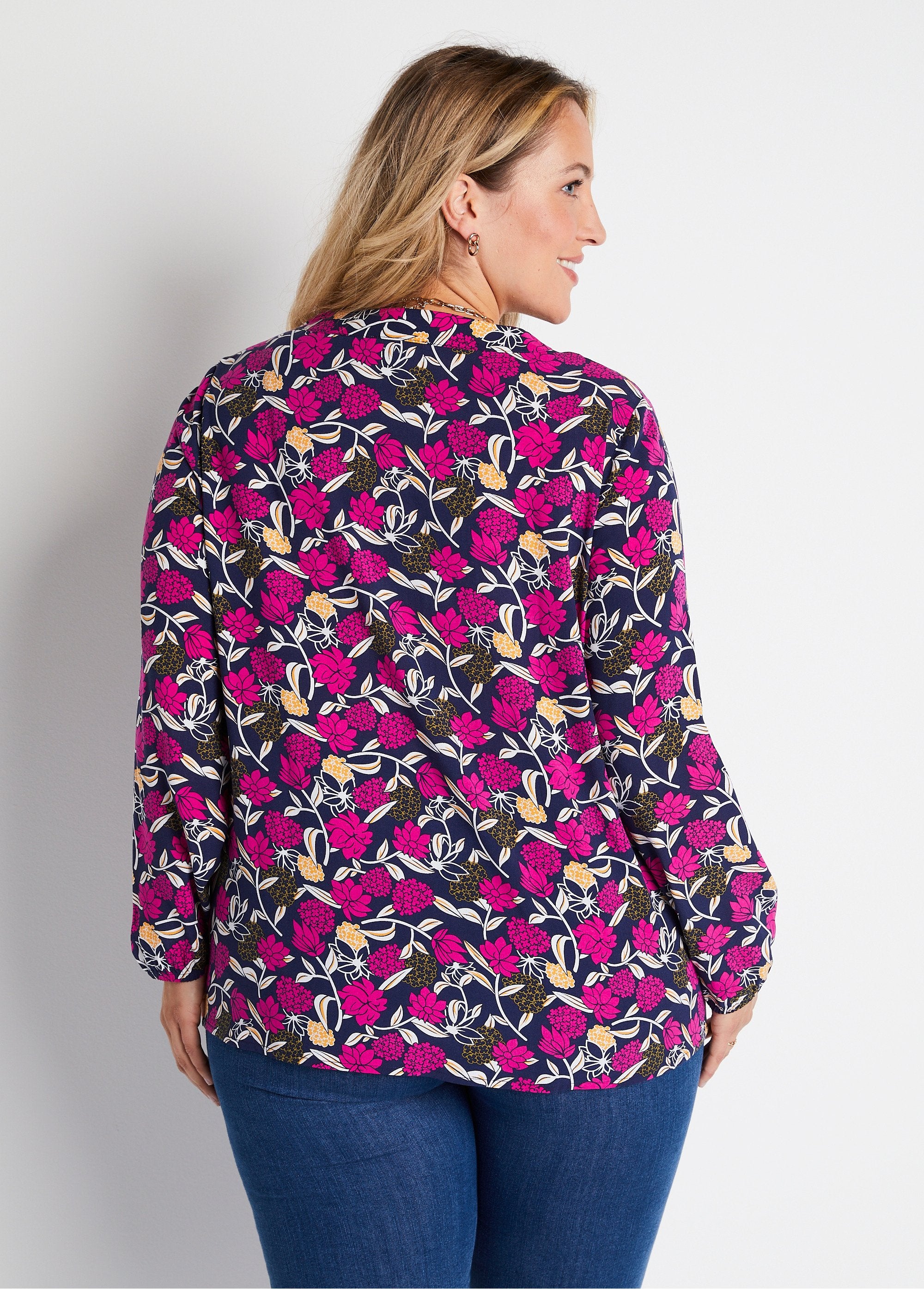 Túnica_larga_suelta_con_estampado_floral_Estampado_fucsia_DO1_curvy