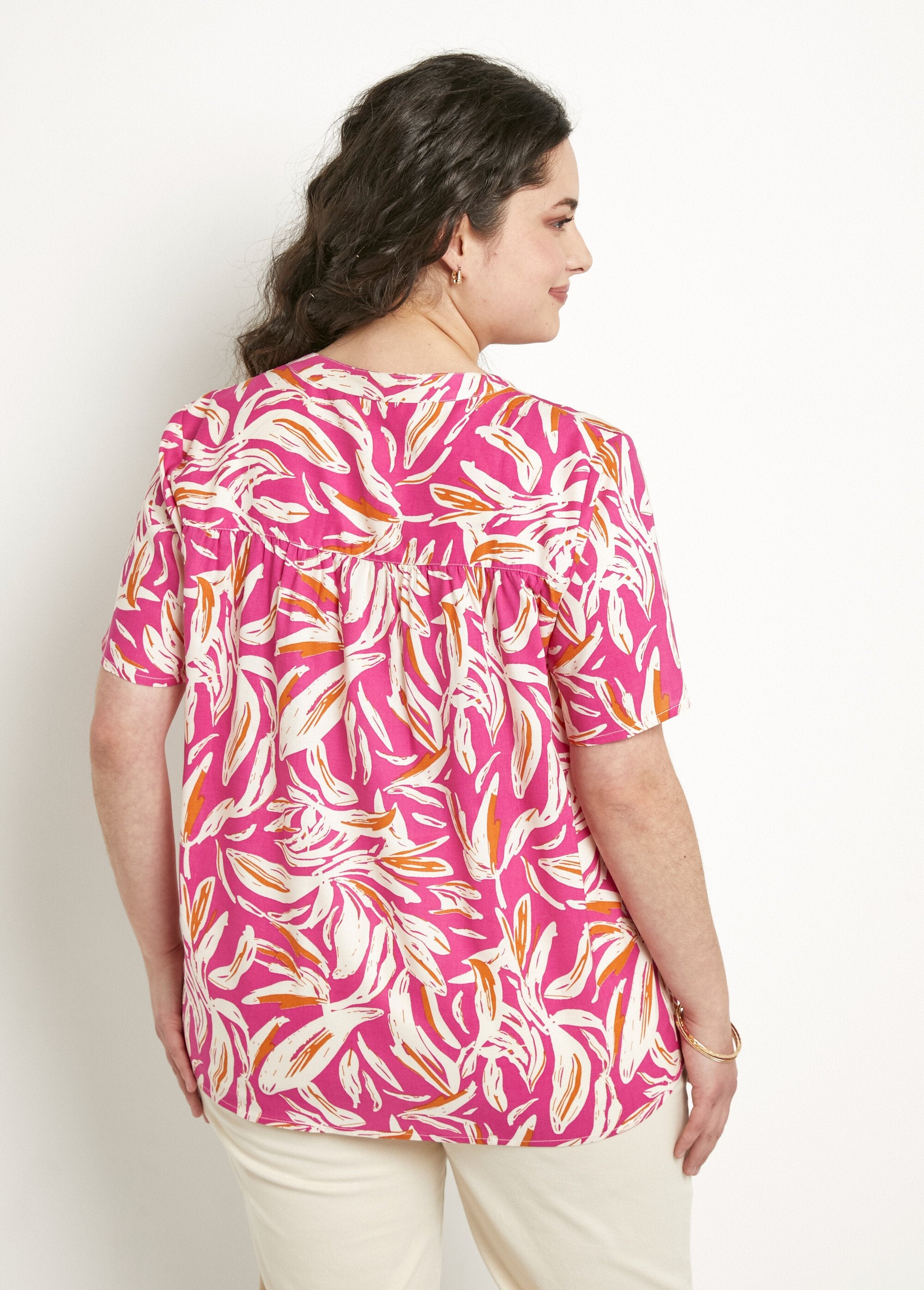 Túnica_holgada_con_cuello_en_V_y_botones_estampados_Rosa_y_blanco_DO1_curvy