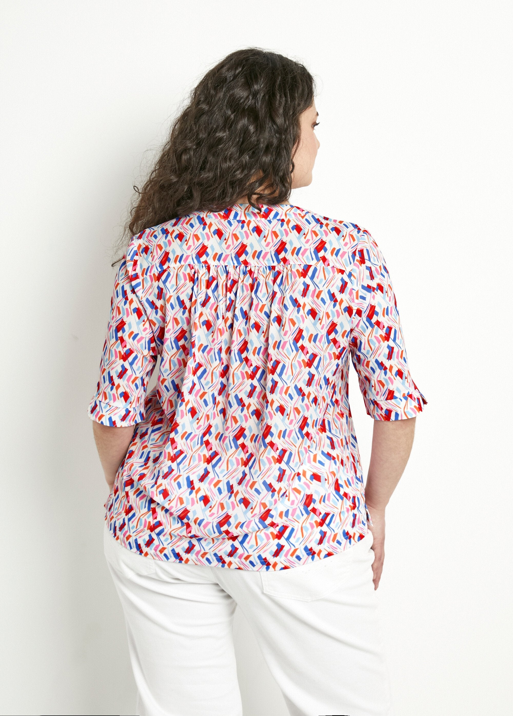 Túnica_de_escote_recto_en_V_y_mangas_cortas_estampadas_azul_y_rosa_DO1_curvy
