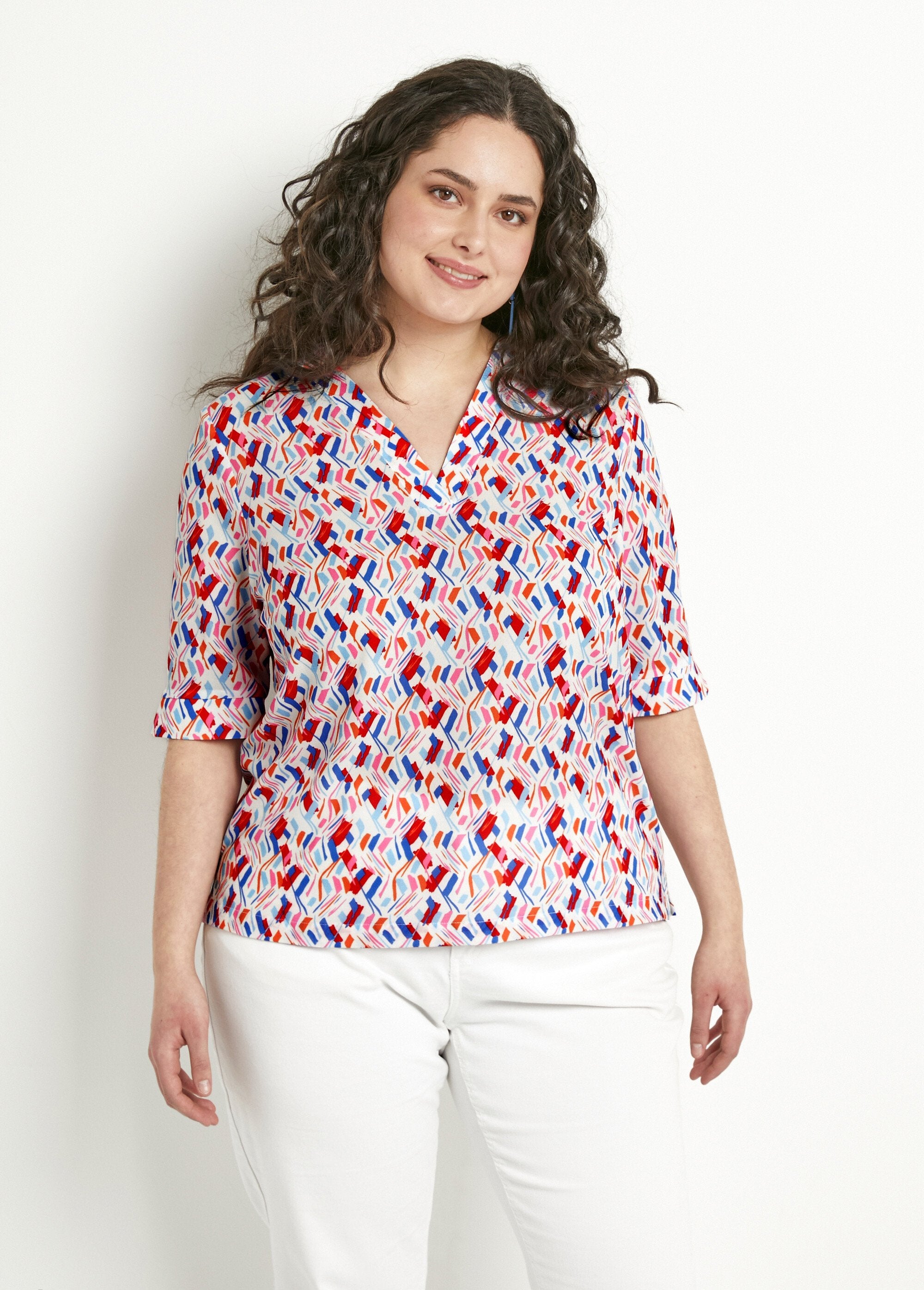 Túnica_de_escote_recto_en_V_y_mangas_cortas_estampadas_azul_y_rosa_FA1_curvy