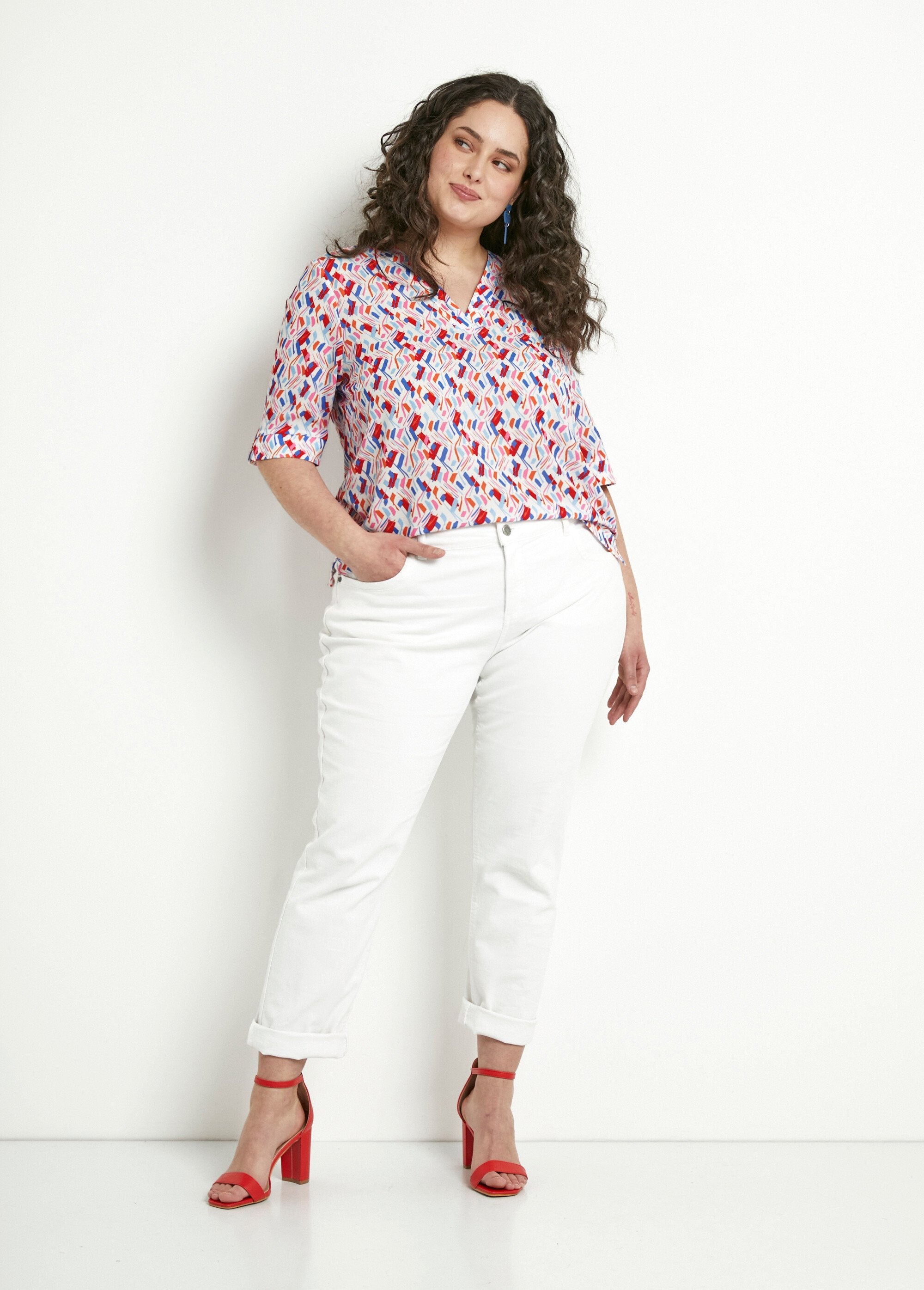 Túnica_de_escote_recto_en_V_y_mangas_cortas_estampadas_azul_y_rosa_SF1_curvy