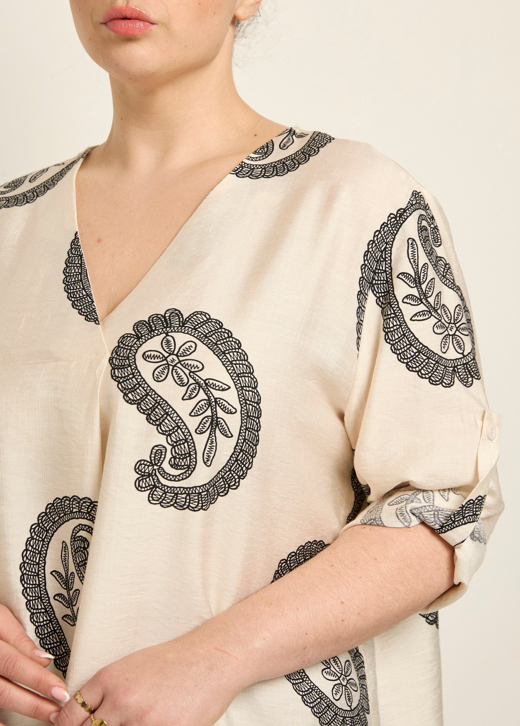 Túnica_con_estampado_étnico,_mangas_largas._Crudo_DE1_curvy