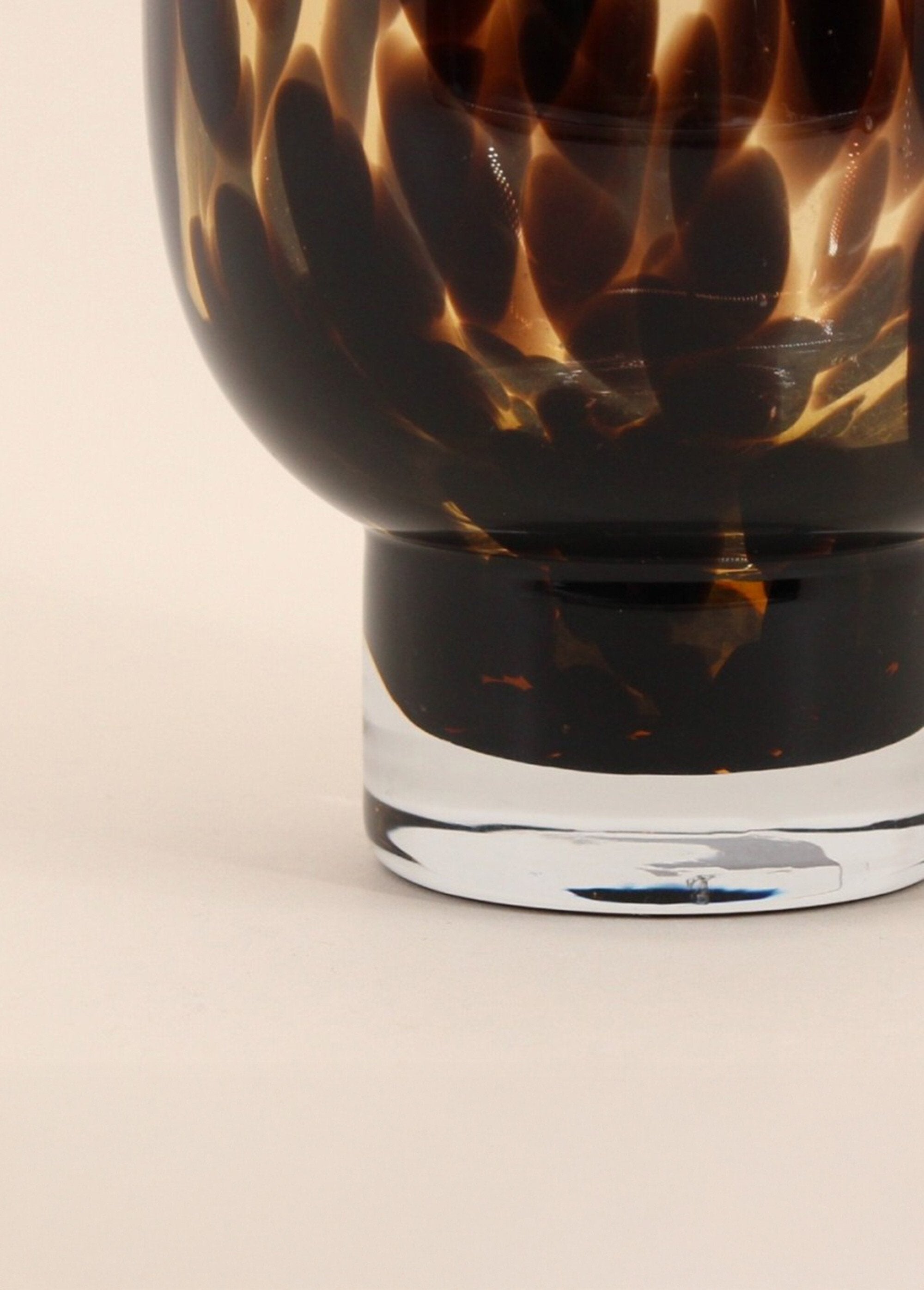 Jarrón_de_cristal_ámbar_con_efecto_estampado_de_leopardo_Mouchette_DE2_slim