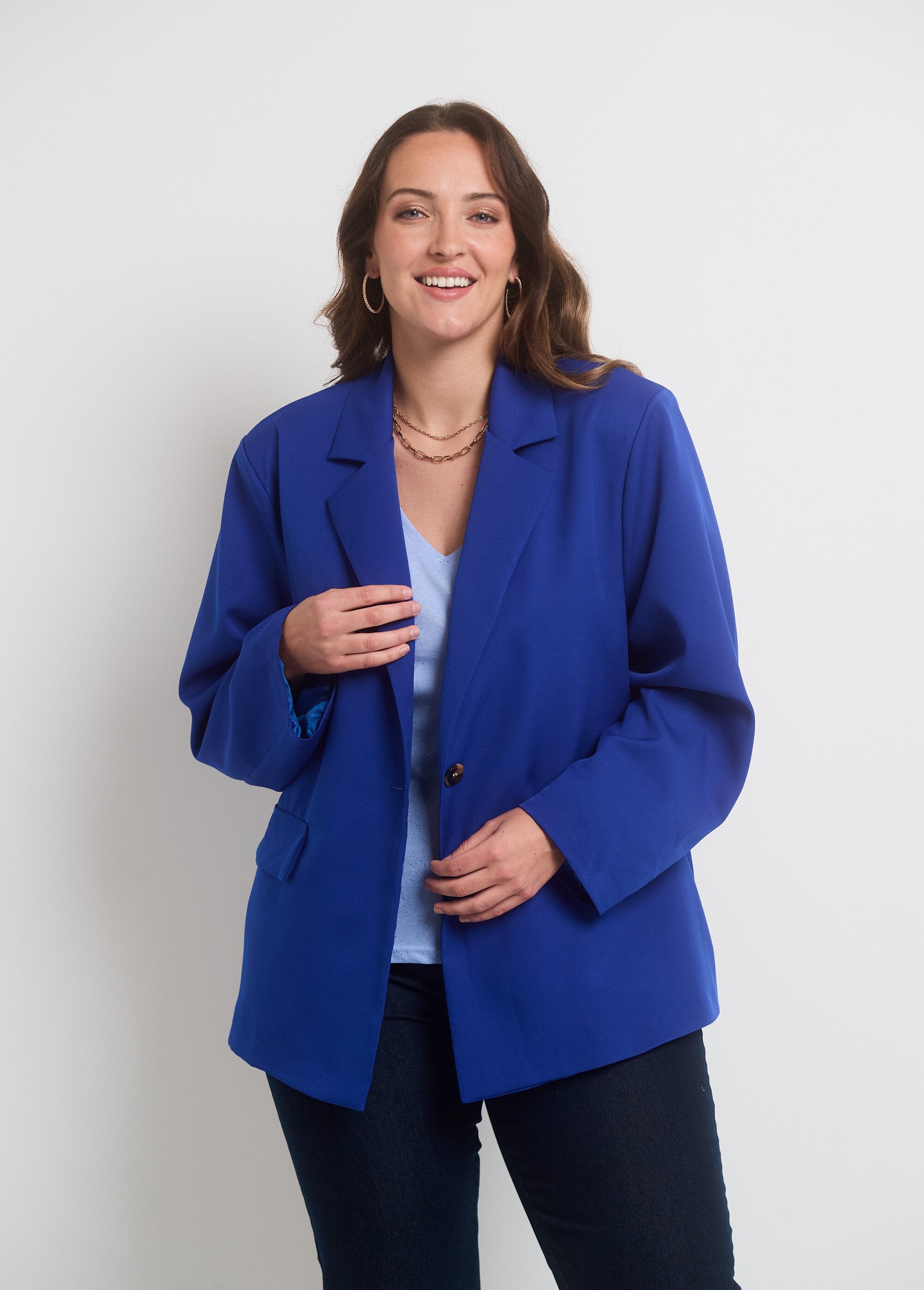 Chaqueta_blazer_fluida_con_cuello_sastre_azul_duro_FA1_curvy