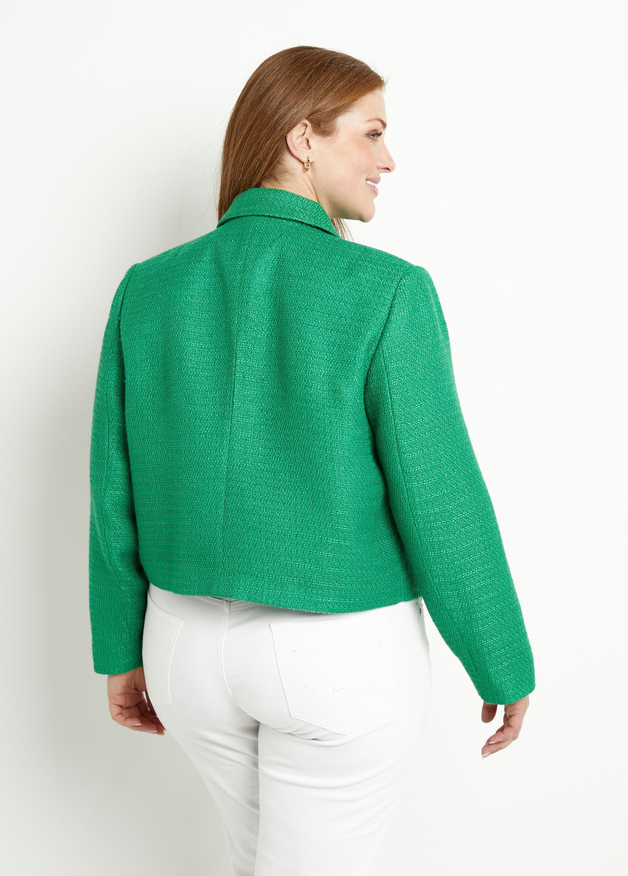 Chaqueta_corta_recta_con_botones_en_tejido_cesto_liso_Verde_DO1_curvy