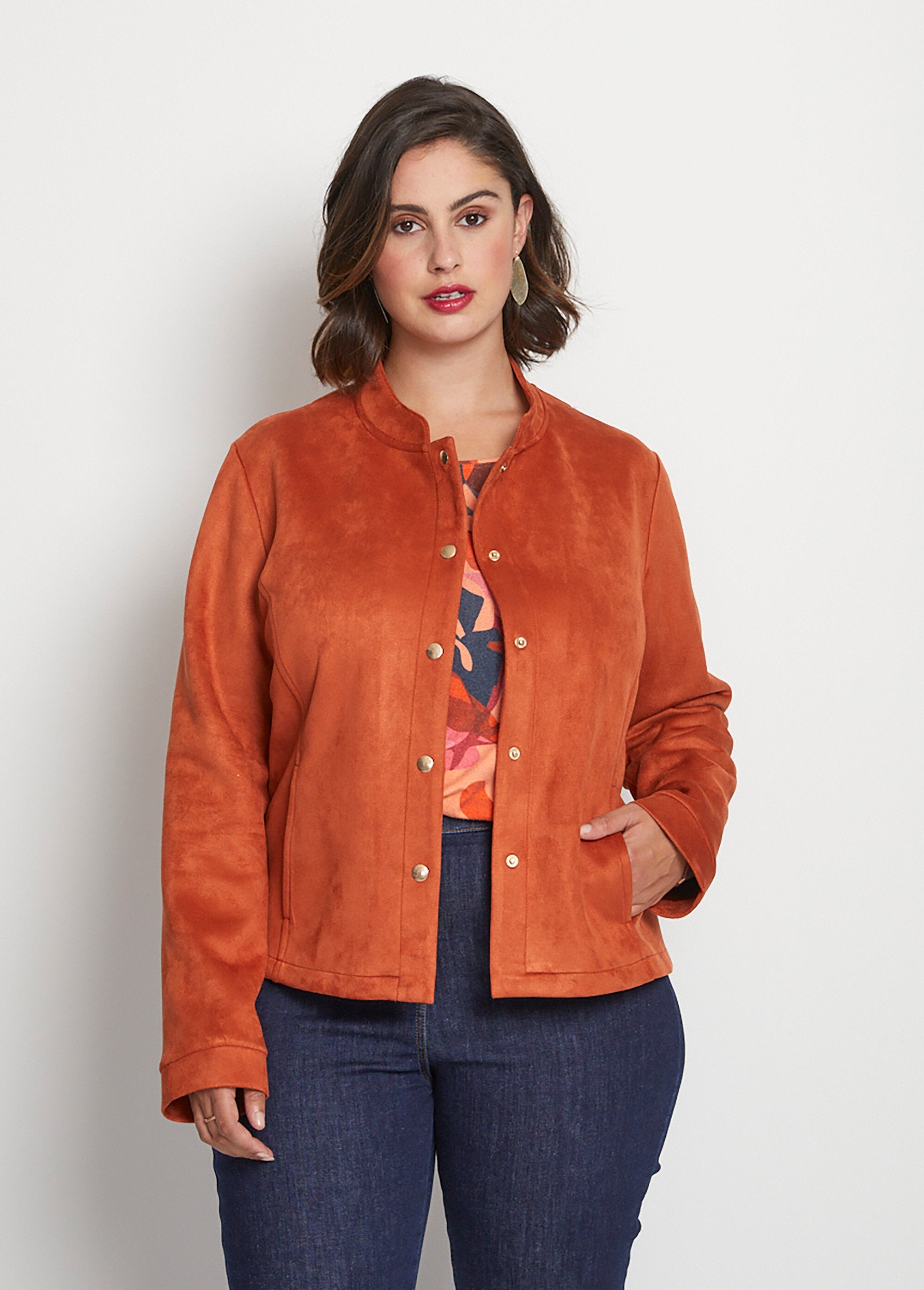 Chaqueta_corta_con_botones_de_presión_en_punto_de_ante_Pimenton_FA1_curvy