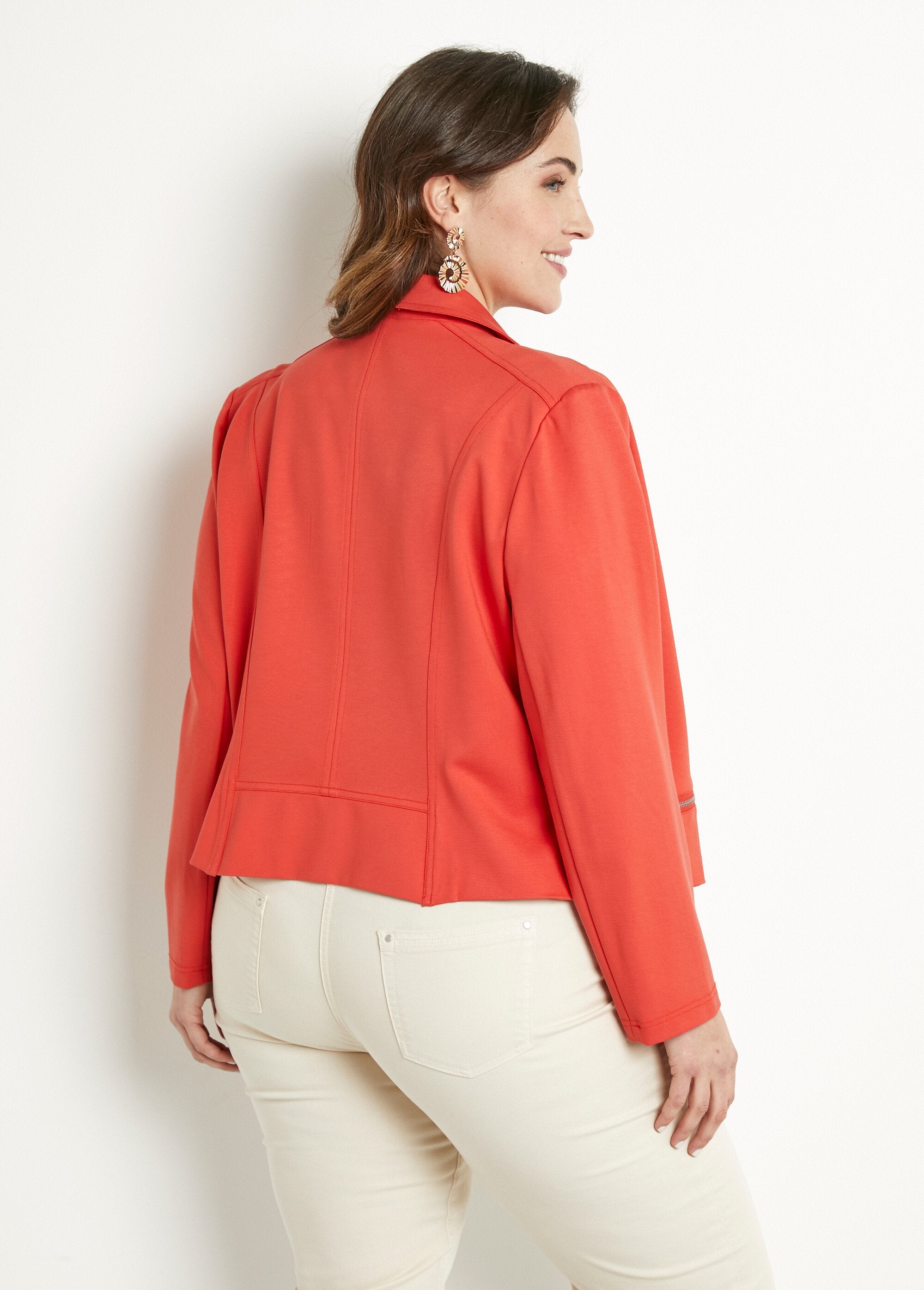 Chaqueta_corta_recta_con_cremallera_de_punto_Milano_Capuchina_DO1_curvy