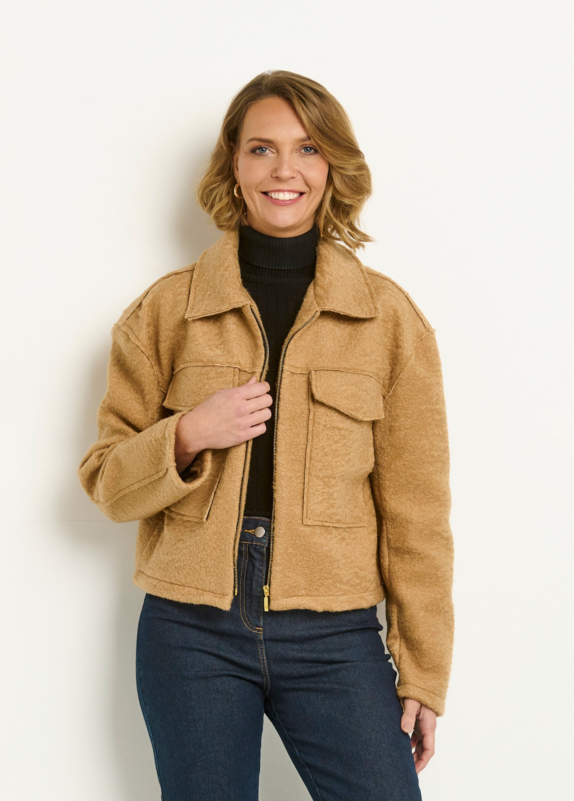 Veste_courte_zippée_en_bouclette_Camel_FA1_slim