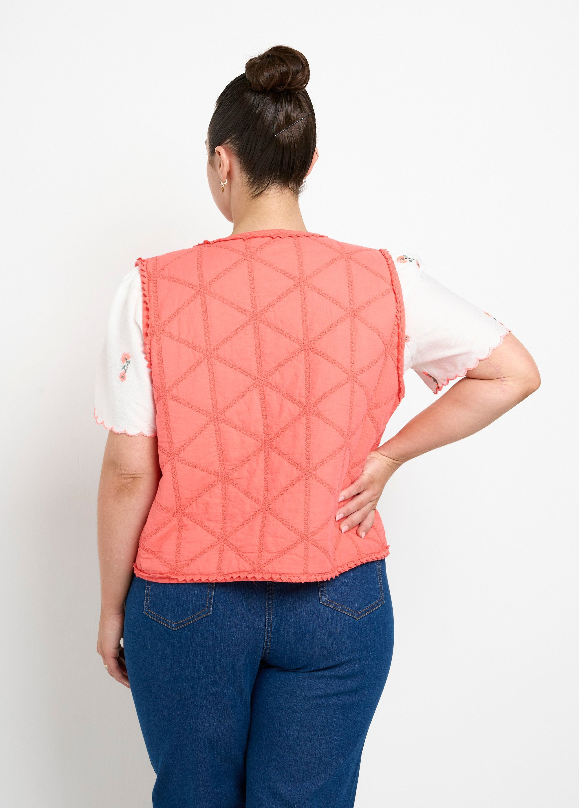 Chaqueta_acolchada_bordada_sin_mangas_Coral_DO1_curvy