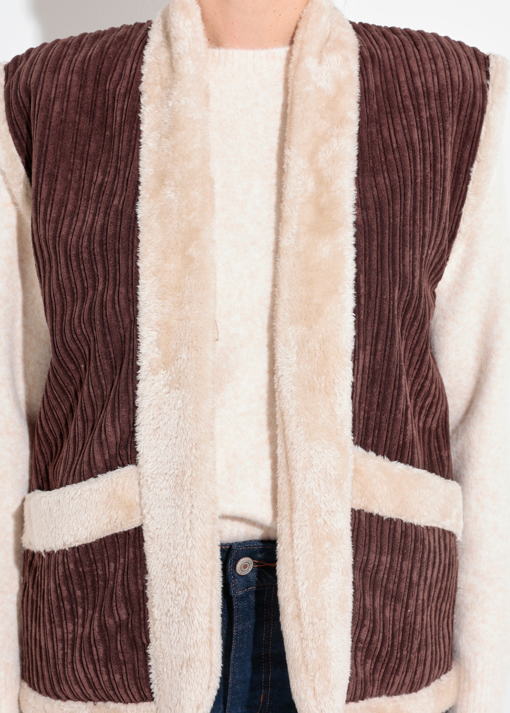 Chaqueta_sin_mangas_de_terciopelo_y_piel_Castaño_DE1_slim