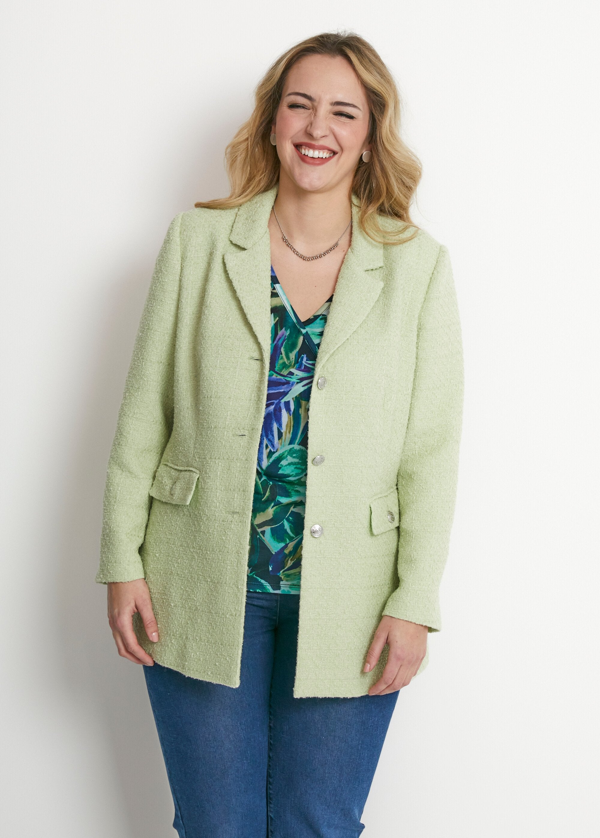 Veste_droite_boutonnée_tissu_natté_col_tailleur_Vert_amande_FA1_curvy