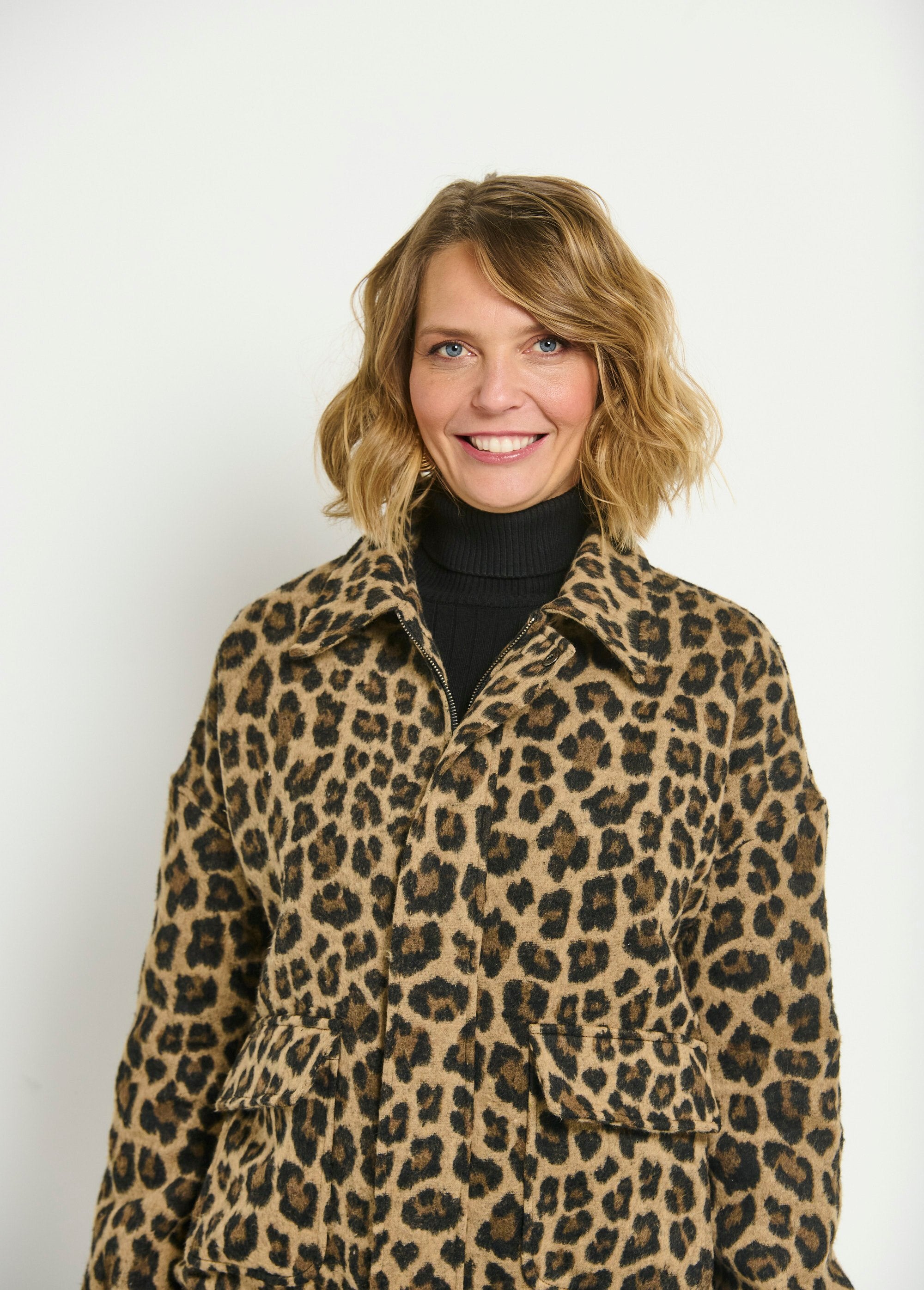 Veste_zippée_poches_plaquées_motif_léopard_Leopard_DE1_slim